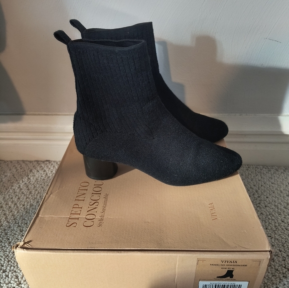 Heeled boots - Picture 2 of 3